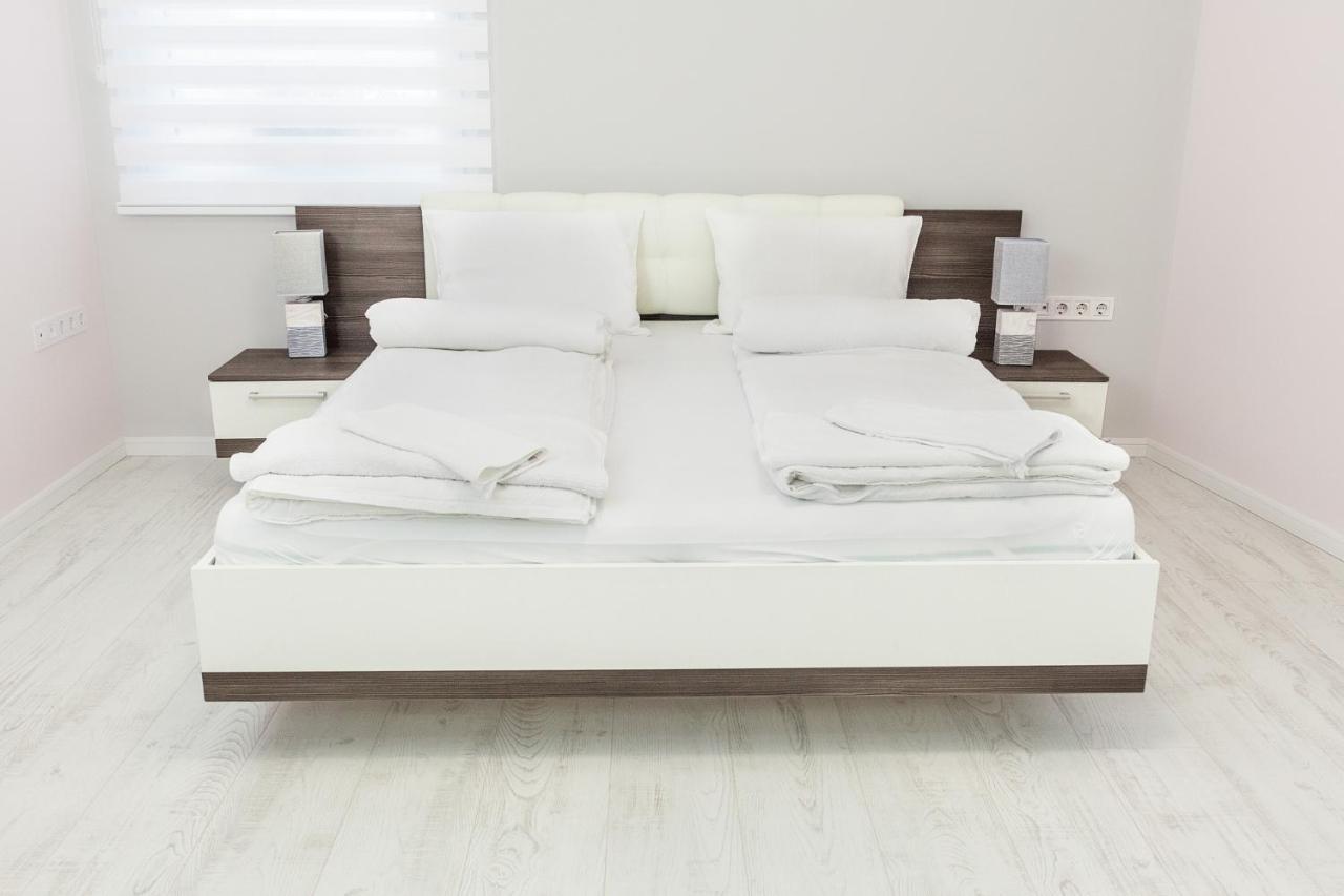 Corso Lux Apartman Дьюла Екстер'єр фото