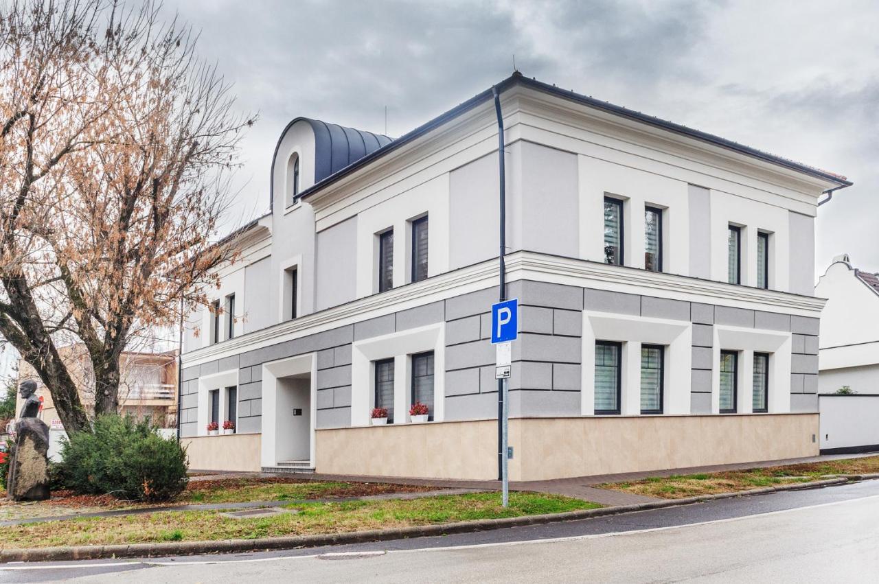 Corso Lux Apartman Дьюла Екстер'єр фото